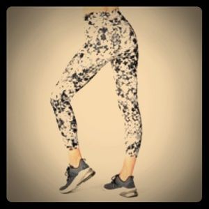 Fabletics NWT Printed Capri Leggings